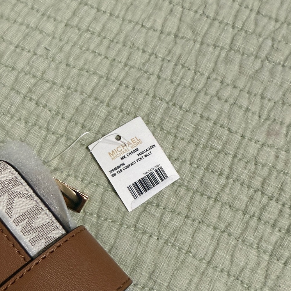 NWT Michael Kors Tan and Cream Logo Snap Card Case - Picture 10 of 10